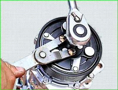 Austausch des Lagers der Riemenscheibe und Kupplung des Klimakompressors