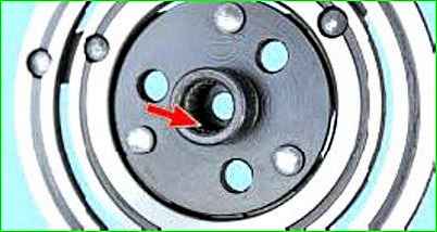 Austausch des Lagers der Riemenscheibe und Kupplung des Klimakompressors
