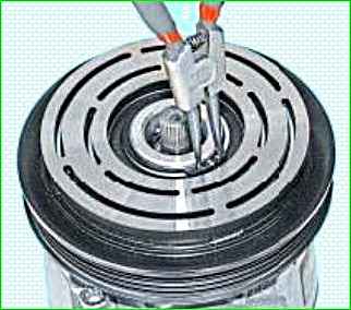 Austausch des Lagers der Riemenscheibe und Kupplung des Klimakompressors