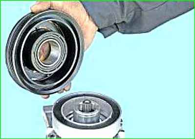 Austausch des Lagers der Riemenscheibe und Kupplung des Klimakompressors