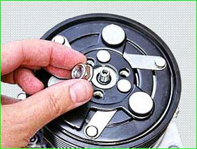 Austausch des Lagers der Riemenscheibe und Kupplung des Klimakompressors