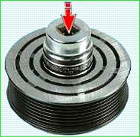 Austausch des Lagers der Riemenscheibe und Kupplung des Klimakompressors