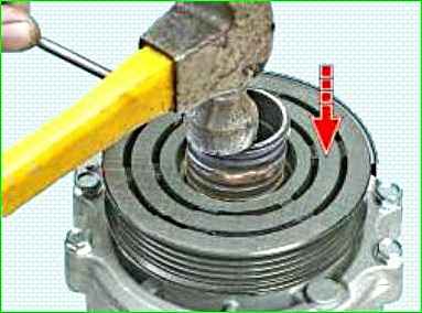 Austausch des Lagers der Riemenscheibe und Kupplung des Klimakompressors