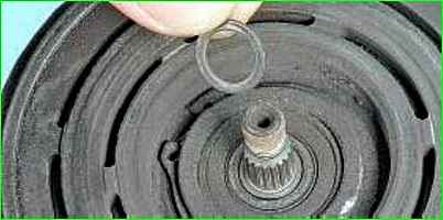 Austausch des Lagers der Riemenscheibe und Kupplung des Klimakompressors