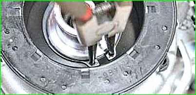 Austausch des Lagers der Riemenscheibe und Kupplung des Klimakompressors