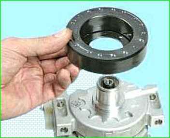 Austausch des Lagers der Riemenscheibe und Kupplung des Klimakompressors