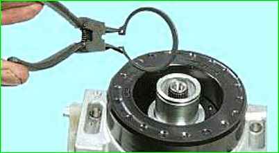 Austausch des Lagers der Riemenscheibe und Kupplung des Klimakompressors