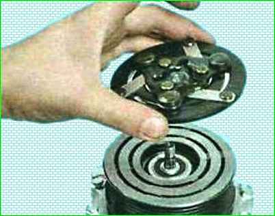 Austausch des Lagers der Riemenscheibe und Kupplung des Klimakompressors