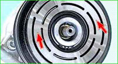 Austausch des Lagers der Riemenscheibe und Kupplung des Klimakompressors