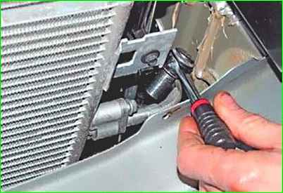 Lada Largus кондиционерінің конденсаторын қалай алып тастауға болады