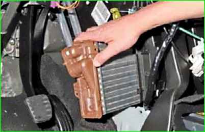 Removing the heater radiator