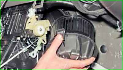 Removing the heater fan