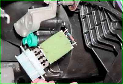 Removing the additional heater fan resistor