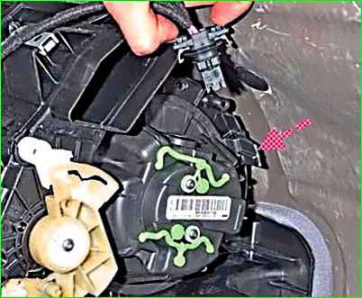 Removing the heater fan