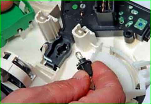 Removing the heating and air conditioning control uniting of the Lada Largus car