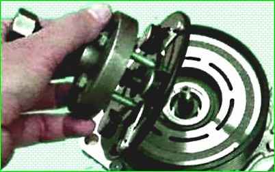 Austausch des Lagers der Riemenscheibe und Kupplung des Klimakompressors