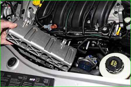 How to remove the air conditioner compressor of a Lada Largus car