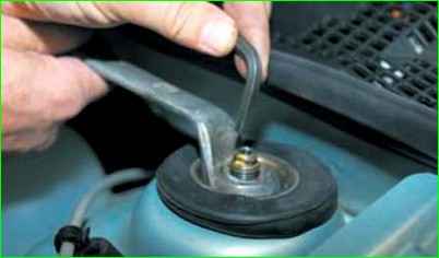 Как заменить переднюю амортстойку Лада Ларгус