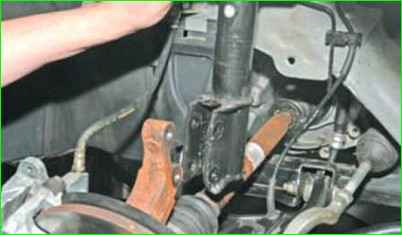 Как заменить переднюю амортстойку Лада Ларгус