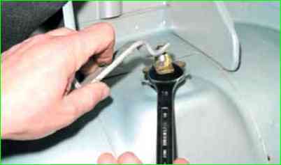 Замена задних амортизаторов автомобиля Лада Ларгус