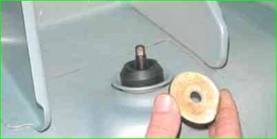 Replacing the rear shock absorbers of the Lada Largus Replacing the rear shock absorbers of the Lada Largus