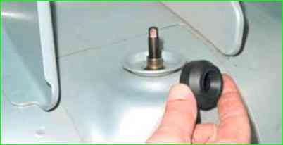 Замена задних амортизаторов автомобиля Лада Ларгус