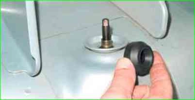 Replacing the rear shock absorbers of the Lada Largus Replacing the rear shock absorbers of the Lada Largus