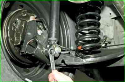 Замена задних амортизаторов автомобиля Лада Ларгус