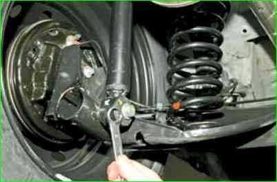 Replacing the rear shock absorbers of the Lada Largus Replacing the rear shock absorbers of the Lada Largus