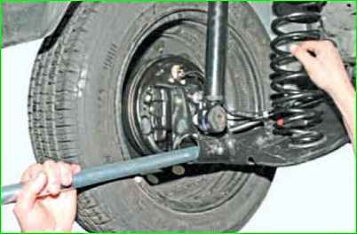 Как снять и поставить пружины задней подвески Лада Ларгус