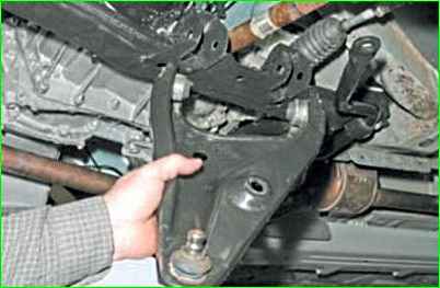 Как снять рычаги передней подвески Лада Ларгус