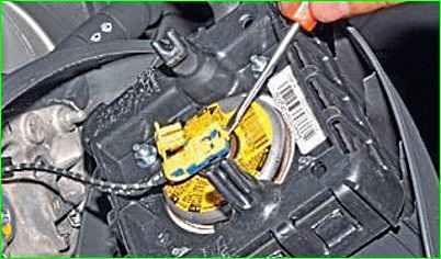 Removing the airbag module