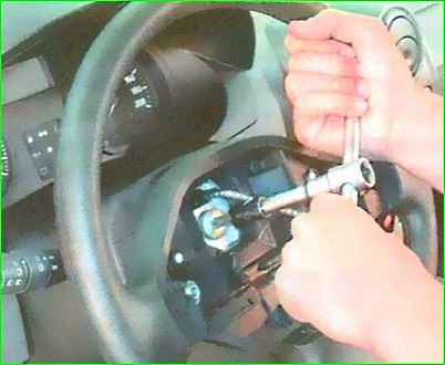 Removing and installing the steering column of the Lada Largus