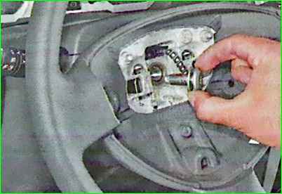 Removing the steering wheel of a Lada Largus car