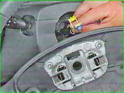Removing the steering wheel of a Lada Largus car