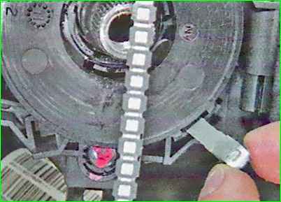 Removing the steering wheel of a Lada Largus car