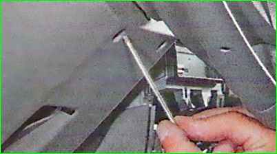 Removing and installing the steering column cover