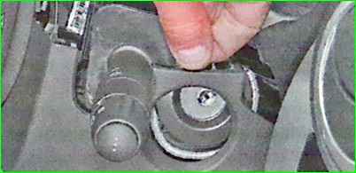 Removing and installing the steering column cover