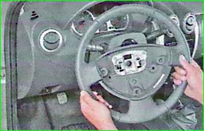 Removing the steering wheel of a Lada Largus car