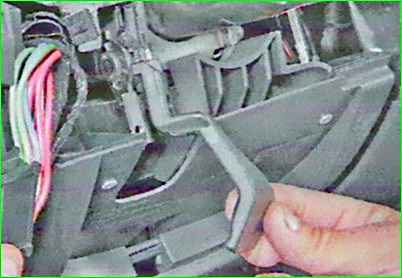 Removing and installing the steering column of the Lada Largus