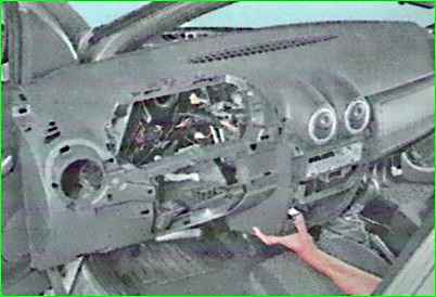 Removing and installing the steering column of the Lada Largus