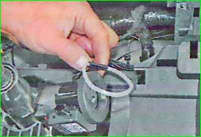 Removing and installing the steering column of the Lada Largus