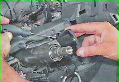 Removing and installing the steering column of the Lada Largus