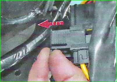 Removing and installing the steering column of the Lada Largus