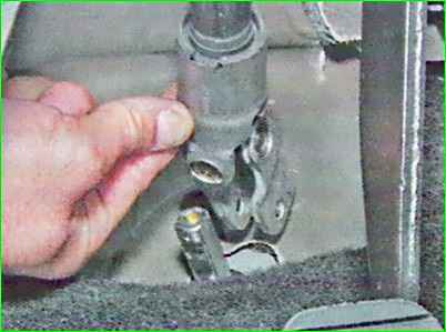 Removing and installing the steering column of the Lada Largus