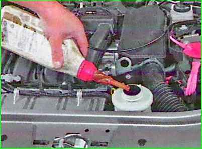 Pumpen und Ersetzen von Flüssigkeit im hydraulischen Lenksystem von Lada Largus