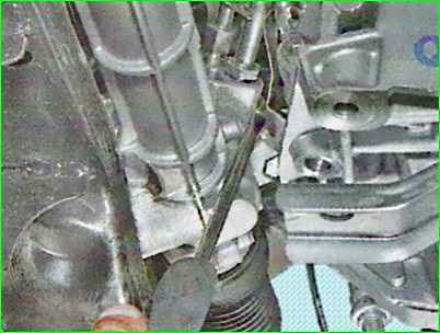 Removing and installing the steering gear of the Lada Largus