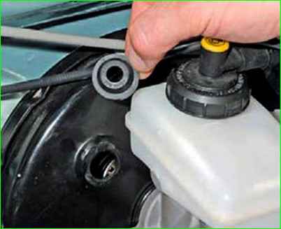 Як замінити вакуумний підсилювач гальм Лада ларгус