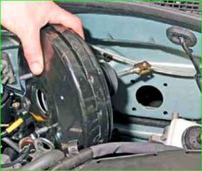 Як замінити вакуумний підсилювач гальм Лада ларгус