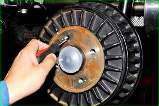 So ersetzen Sie die hinteren Bremsbeläge Lada Largus